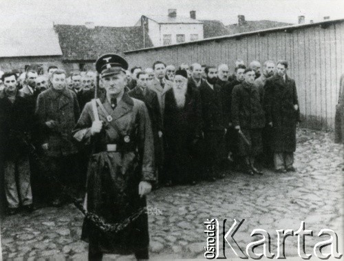 1939, Płońsk, Polska.
Aresztowanie Żydów. Fotografię wykonał funkcjonariusz Einsatzkommando 3, wchodzącego w skład Einsatzgruppe V, dowodzonego przez Ernsta Damzoga.
Fot. NN, zbiory Ośrodka KARTA, przekazał Jan Ptasiński