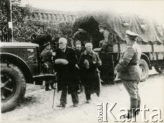 1939-1942, Płońsk, Polska.
Żydzi na dziedzińcu więzienia. Na odwrocie fotografii napis: 