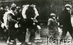 28.10.1942, Płońsk, Polska.
Likwidacja getta w Płońsku. Fotografię wykonał funkcjonariusz Einsatzkommando 3, wchodzącego w skład Einsatzgruppe V, dowodzonego przez Ernsta Damzoga.
Fot. NN, zbiory Ośrodka KARTA, przekazał Jan Ptasiński
