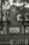 Po 1947, Gralewo, Polska.
Pomnik ku czci Polaków zamordowanych przez hitlerowców podczas II wojny światowej. Egzekucja 10 mieszkańców z okolic Płońska miała miejsce 4 sierpnia 1943 roku. 
Fot. NN, zbiory Ośrodka KARTA, przekazał Jan Ptasiński