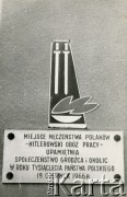 Po 19.06.1966, Grodziec, pow. Płońsk, Polska.
Tablica upamiętniająca Polaków - więźniów hitlerowskiego obozu pracy w Grodźcu.
Na odwrocie zapis: 