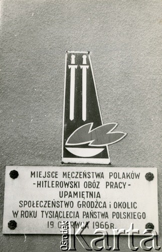 Po 19.06.1966, Grodziec, pow. Płońsk, Polska.
Tablica upamiętniająca Polaków - więźniów hitlerowskiego obozu pracy w Grodźcu.
Na odwrocie zapis: 