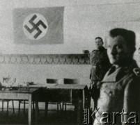 Wrzesień 1939, Płońsk, Polska.
Sala klasowa w szkole powszechnej, przygotowana do poprowadzenia rozprawy Sądu Wojennego. Fotografia wykonana przez funkcjonariusza Einsatzkommando 3, wchodzącej w skład Einsatzgruppe V, dowodzonej przez Ernsta Damzoga.
Fot. NN, zbiory Ośrodka KARTA, przekazał Jan Ptasiński
