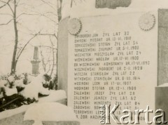 Po 1945, Płońsk, Polska.
Tablica na cmentarzu upamiętniająca ofiary zbrodni hitlerowskich.
Fot. NN, zbiory Ośrodka KARTA, przekazał Jan Ptasiński