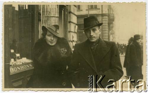 2.02.1939, Warszawa, Polska.
Maria Łukaszewska i Kazimierz Jędrych na ulicy.
Fot. NN, kolekcja Elżbiety Jędrych-Pordes, zbiory Ośrodka KARTA.