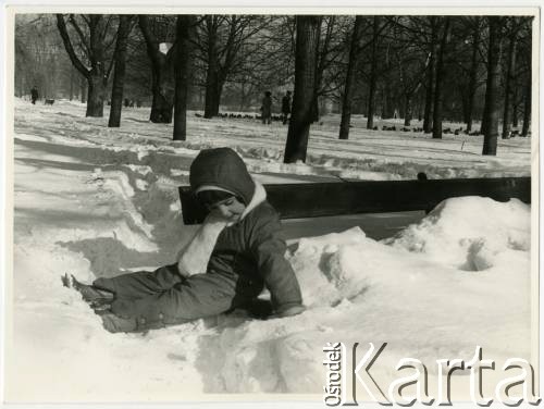 Zima 1979, Warszawa, Polska.
Ogród Saski, Olimpia Pordes na śniegu.
Fot. NN, kolekcja Elżbiety Jędrych-Pordes, zbiory Ośrodka KARTA