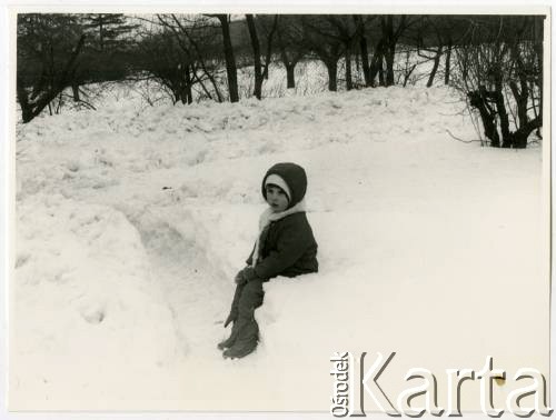 Zima 1979, Warszawa, Polska.
Ogród Saski, Olimpia Pordes na śniegu.
Fot. NN, kolekcja Elżbiety Jędrych-Pordes, zbiory Ośrodka KARTA