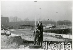 Zima 1981, Warszawa, Polska.
Elżbieta Jędrych-Pordes z córką Olimpią na budowanej Trasie Łazienkowskiej. 
Fot. NN, kolekcja Elżbiety Jędrych-Pordes, zbiory Ośrodka KARTA.
