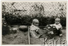 30.07.1942, Warszawa, Generalne Gubernatorstwo.
Grochów, rodzeństwo Elżbieta i Adam Jędrychowie na podwórku w piaskownicy.
Fot. NN, kolekcja Elżbiety Jędrych-Pordes, zbiory Ośrodka KARTA.