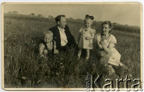 Lato 1942, Warszawa, Generalne Gubernatorstwo.
Grochów, łąki, Maria Jędrych z dziećmi Elżbietą i Adamem w towarzystwie Romana.
Fot. NN, kolekcja Elżbiety Jędrych-Pordes, zbiory Ośrodka KARTA.