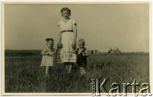 Lato 1942, Warszawa, Generalne Gubernatorstwo.
Grochów, łąki, Maria Jędrych z dziećmi Elżbietą i Adamem.
Fot. NN, kolekcja Elżbiety Jędrych-Pordes, zbiory Ośrodka KARTA.