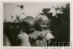 Ok. 1943, Warszawa, Generalne Gubernatorstwo.
Grochów, rodzeństwo Elżbieta i Adam Jędrychowie. 
Fot. NN, kolekcja Elżbiety Jędrych-Pordes, zbiory Ośrodka KARTA.