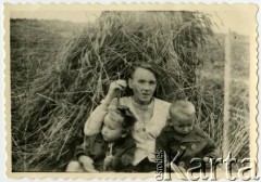 Ok. 1944, Warszawa, Generalne Gubernatorstwo.
Grochów, Maria Jędrych z dziećmi: Elżbietą i Adamem na polu, po żniwach.
Fot. NN, kolekcja Elżbiety Jędrych-Pordes, zbiory Ośrodka KARTA.