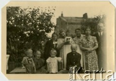 Lato 1945, Warszawa, Polska.
Grochów, w ogrodzie Czesławy Jabłońskiej i jej sióstr: Zofii i Karoli. Siedzi ich matka p. Heller, obok z lewej Maria Jędrych z dziećmi Elżbietą i Adamem.
Fot. NN, zbiory Ośrodka KARTA, przekazała Elżbieta Jędrych-Pordes.