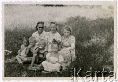 Lato 1945, Warszawa, Polska.
Grochów, łąka, Maria Jędrych (1. z prawej) z dziećmi: Elżbietą (z prawej) i Adamem, sąsiadki z ulicy Tarczowej 30: p. Maliszewska i p. Sowińska z synami.
Fot. NN, kolekcja Elżbiety Jędrych-Pordes, zbiory Ośrodka KARTA.