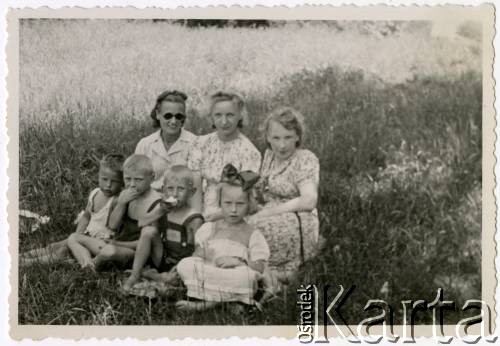 Lato 1945, Warszawa, Polska.
Grochów, łąka, Maria Jędrych (1. z prawej) z dziećmi: Elżbietą (z prawej) i Adamem, sąsiadki z ulicy Tarczowej 30: p. Maliszewska i p. Sowińska z synami.
Fot. NN, kolekcja Elżbiety Jędrych-Pordes, zbiory Ośrodka KARTA.