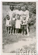 Lato 1946, Warszawa, Polska.
W Parku Skaryszewskim. Maria Jędrych (1. z prawej) z dziećmi Elżbietą i Adamem oraz znajomymi. 
Fot. Foto-Kopia, Stalowa nr1/27, kolekcja Elżbiety Jędrych-Pordes, zbiory Ośrodka KARTA.
