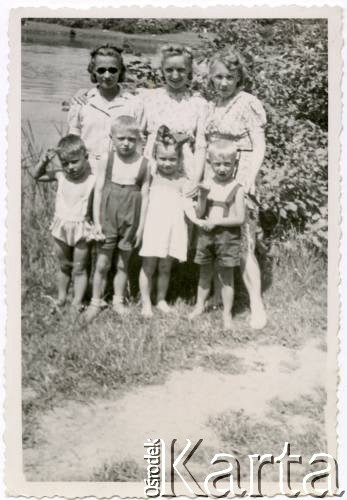 Lato 1946, Warszawa, Polska.
W Parku Skaryszewskim. Maria Jędrych (1. z prawej) z dziećmi Elżbietą i Adamem oraz znajomymi. 
Fot. Foto-Kopia, Stalowa nr1/27, kolekcja Elżbiety Jędrych-Pordes, zbiory Ośrodka KARTA.