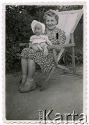 Lipiec 1947, Warszawa, Polska.
Grochów, Anna Jędrych z matką chrzestną Karoliną Hetler w ogrodzie przy ulicy Fundamentowej.
Fot. NN, kolekcja Elżbiety Jędrych-Pordes, zbiory Ośrodka KARTA.
