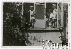 Lato 1947, Warszawa, Polska.
Grochów, Maria Jędrych z dziećmi: Elżbietą (1. z prawej), Adamem i Anną w oknie mieszkania.
Fot. NN, kolekcja Elżbiety Jędrych-Pordes, zbiory Ośrodka KARTA.
