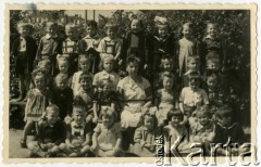 1947, Warszawa, Polska.
Przedszkole, grupa dzieci  z wychowawczynią p. Danutą. Wśród dzieci Elżbieta Jędrych (w trzecim rzędzie 2. z lewej) i jej brat Adam (w ostatnim rzędzie 3. z lewej).
Fot. NN, kolekcja Elżbiety Jędrych-Pordes, zbiory Ośrodka KARTA.