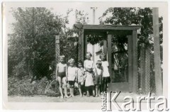 Lato 1948, Warszawa, Polska.
Grochów, grupa dzieci przed furtką, od lewej: Adam Jędrych, Barbara Błaszczyk, Jolanta Błaszczyk, Elżbieta Jędrych, Anna Jędrych, Piotr Błaszczyk, Elżbieta Błaszczyk.
Fot. FOTOGRAFIKA, Warszawa, Nowy Świat 44, kolekcja Elżbiety Jędrych-Pordes, zbiory Ośrodka KARTA.
