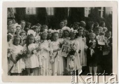 15.06.1949, Warszawa, Polska.
Grupa dzieci komunijnych przed kaplicą w Zakładzie Wychowawczym Braci Albertynów przy ul. Grochowskiej 194/196.
Fot. FOTOGRAFIKA, Warszawa, Nowy Świat 44, kolekcja Elżbiety Jędrych-Pordes, zbiory Ośrodka KARTA.