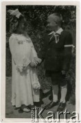 15.06.1949, Warszawa, Polska.
Rodzeństwo Elżbieta i Adam Jędrychowie w dniu pierwszej komunii świętej.
Fot. FOTOGRAFIKA, Warszawa, Grochowska 371, kolekcja Elżbiety Jędrych-Pordes, zbiory Ośrodka KARTA.
