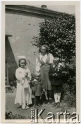 15.06.1949, Warszawa, Polska.
Grochów, Maria Jędrych z dziećmi: Elżbietą (1. z lewej), Adamem i Anną w dniu pierwszej komunii świętej starszych dzieci.
Fot. FOTOGRAFIKA, Warszawa, Nowy Świat 44, kolekcja Elżbiety Jędrych-Pordes, zbiory Ośrodka KARTA.
