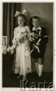 Czerwiec 1949, Warszawa, Polska.
Rodzeństwo Elżbieta i Adam Jędrychowie w dniu pierwszej komunii świętej.
Fot. FOTO Buchcar i Krzemiński, Warszawa, Grochowska 371, kolekcja Elżbiety Jędrych-Pordes, zbiory Ośrodka KARTA.
