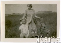 Lato1949 lub 1950, Warszawa, Polska.
Grochów, Maria Jędrych z dziećmi: Elżbietą (1. z lewej), Adamem i Anną (w środku). 
Fot. NN, kolekcja Elżbiety Jędrych-Pordes, zbiory Ośrodka KARTA.