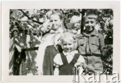 1.05.1951, Warszawa, Polska.
Grochów, rodzeństwo Elżbieta (1. z lewej), Adam i Anna Jędrych na podwórku domu przy ul. Tarczowej.
Fot. NN, kolekcja Elżbiety Jędrych-Pordes, zbiory Ośrodka KARTA.