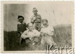 Czerwiec 1951, Warszawa, Polska.
Grochów, Kazimierz Jędrych z dziećmi: Adamem, Elżbietą (z prawej) i Anną.
Fot. NN, kolekcja Elżbiety Jędrych-Pordes, zbiory Ośrodka KARTA.
