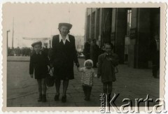 1951, Warszawa, Polska.
Aleje Jerozolimskie róg Nowego Światu, Maria Jędrych z dziećmi: Elżbietą (1. z prawej), Adamem i Anną.
Fot. NN, kolekcja Elżbiety Jędrych-Pordes, zbiory Ośrodka KARTA.