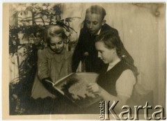 1952, Warszawa, Polska.
Rodzeństwo Elżbieta (z prawej), Adam i Anna Jędrychowie w mieszkaniu przy ulicy Tarczowej 28.
Fot. NN, kolekcja Elżbiety Jędrych-Pordes, zbiory Ośrodka KARTA.