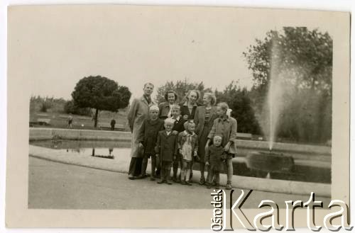 Lato 1953 lub 1954, Warszawa, Polska.
Wycieczka do ZOO, na zdjęciu m.in. Maria Jędrych (z tyłu 3. z lewej) i jej dzieci: Elżbietą (1. z prawej), Anną (z przodu 2. z prawej) i Adamem (przed M. Jędrych). 
Fot. NN, kolekcja Elżbiety Jędrych-Pordes, zbiory Ośrodka KARTA.