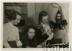 1954, Warszawa, Polska.
Grochów, pracownia fotograficzna w Domu Harcerza, z prawej Elżbieta Jędrych.
Fot. NN, kolekcja Elżbiety Jędrych-Pordes, zbiory Ośrodka KARTA.