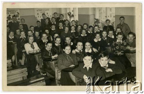 1954, Warszawa, Polska.
Grochów, uczniowie klasy siódmej Szkoły Podstawowej nr 149 przy ul. Siennickiej 15. Przy oknie Adam Jędrych, z prawej w drugiej ławce 1. z prawej Elżbieta Jędrych, w czwartej ławce z prawej wychowawczyni Adela Świerczyńska.
Fot. NN, kolekcja Elżbiety Jędrych-Pordes, zbiory Ośrodka KARTA.