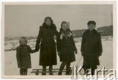 Zima 1954, Warszawa, Polska.
Grochów, ul. Tarczowa, Maria Jędrych na sankach z dziećmi: Elżbietą, Adamem i Anną. W głębi widoczne budynki przy ul. Rozłuckiej.
Fot. NN, kolekcja Elżbiety Jędrych-Pordes, zbiory Ośrodka KARTA.