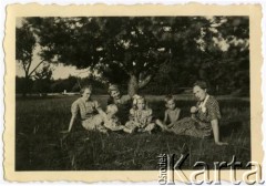 Lato 1955, Świder kołoWarszawy, Polska.
Maria Jędrych (1. z prawej) z dziećmi: Elżbietą (w środku), Adamem i Anną oraz znajomymi na wycieczce.  
Fot. NN, kolekcja Elżbiety Jędrych-Pordes, zbiory Ośrodka KARTA.