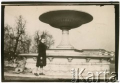Zima 1956, Warszawa, Polska.
Wycieczka Koła Fotograficznego z Domu Harcerza na Grochowie. Elżbieta Jędrych przy fontannie w Ogrodzie Saskim.
Fot. NN, kolekcja Elżbiety Jędrych-Pordes, zbiory Ośrodka KARTA.