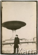 Zima 1956, Warszawa, Polska.
Wycieczka Koła Fotograficznego z Domu Harcerza na Grochowie. Adam Jędrych przy fontannie w Ogrodzie Saskim.
Fot. NN, kolekcja Elżbiety Jędrych-Pordes, zbiory Ośrodka KARTA.