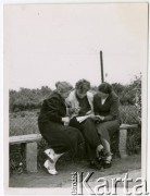 Maj 1958, Warszawa, Polska.
Aleja Jerzego Waszyngtona, nauka przed maturą. Na ławce siedzą od lewej: Barbara Kadym, Andrzej Kadym, Barbara Klimczewska.
Fot. Elżbieta Jędrych, kolekcja Elżbiety Jędrych-Pordes, zbiory Ośrodka KARTA.