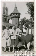 1958, Malbork, Polska.
Wycieczka maturzystek, 1. z prawej Elżbieta Jędrych.
Fot. NN, kolekcja Elżbiety Jędrych-Pordes, zbiory Ośrodka KARTA.