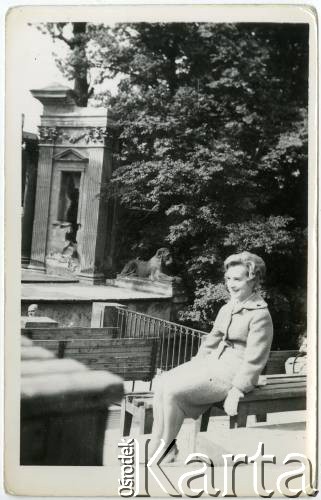 1960, Warszawa, Polska.
Elżbieta Jędrych w Teatrze na Wyspie w Łazienkach Królewskich.
Fot. NN, kolekcja Elżbiety Jędrych-Pordes, zbiory Ośrodka KARTA.
