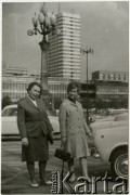 Wiosna 1965, Warszawa, Polska.
Plac Defilad, w tle budynki Ściany Wschodniej przy ulicy Marszałkowskiej, Elżbieta Jędrych z matką, Marią Jędrych. 
Fot. NN, kolekcja Elżbiety Jędrych-Pordes, zbiory Ośrodka KARTA.
