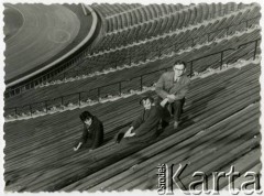 Wiosna 1968, Warszawa, Polska.
Stadion Dziesięciolecia. Elżbieta Witkun, z domu Jędrych (w środku), jej mąż Janusz Witkun i przyszła bratowa - Ewa.
Fot. NN, kolekcja Elżbiety Jędrych-Pordes, zbiory Ośrodka KARTA.

