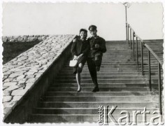 Wiosna 1968, Warszawa, Polska.
Stadion Dziesięciolecia. Adam Jędrych z przyszłą żoną Ewą na schodach stadionu.
Fot. NN, kolekcja Elżbiety Jędrych-Pordes, zbiory Ośrodka KARTA.
