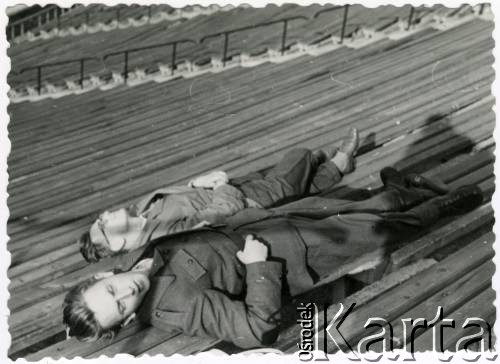 Wiosna 1968, Warszawa, Polska.
Stadion Dziesięciolecia, Adam Jędrych (z lewej) i Janusz Witkun na trybunach stadionu.
Fot. NN, kolekcja Elżbiety Jędrych-Pordes, zbiory Ośrodka KARTA.
