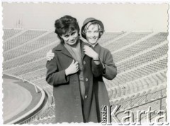 Wiosna 1968, Warszawa, Polska.
Stadion Dziesięciolecia, Elżbieta Witkun (z domu Jędrych, z prawej) z przyszłą bratową Ewą na trybunach stadionu.
Fot. NN, kolekcja Elżbiety Jędrych-Pordes, zbiory Ośrodka KARTA.
